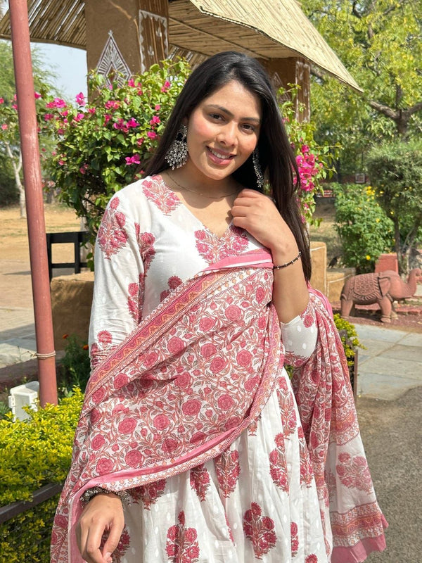 Beautiful 🥰 outfit in three piece suit in very Beautiful print Fabric is premium Quality of  Cotton Anarkali  kurtis, pant &  full duppttaa